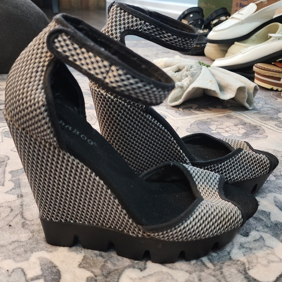 BAMBOO Shoes - BAMBOO Black and Gray Wedge Sandals